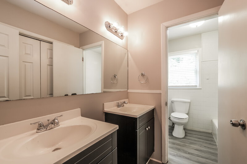 2,170/Mo, 2842 Zane Grey Dr SE Atlanta, GA 30316 Main Bathroom View