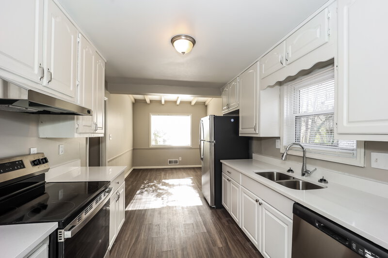 1,900/Mo, 3240 Devilla Trce Atlanta, GA 30349 Kitchen View