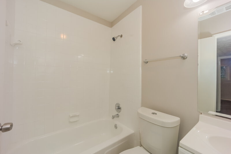 2,480/Mo, 3295 VALLEY BEND RD Atlanta, GA 30349 Main Bathroom View