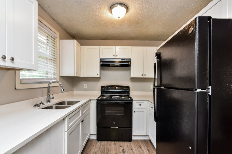 0/Mo, 3343 Renault Road SE Atlanta, GA 30354 Kitchen View