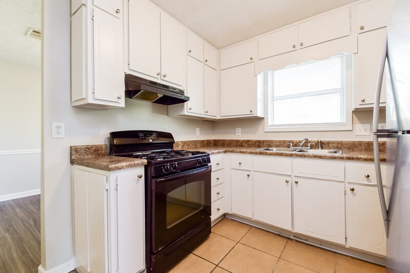 1,255/Mo, 5408 Glen Haven Dr Atlanta, GA 30349 Kitchen View 2