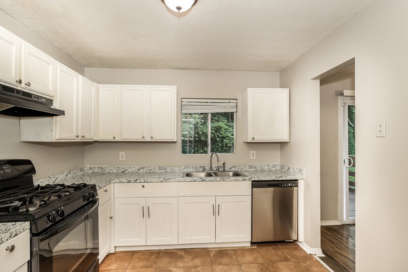 1,800/Mo, 4522 Doral Dr SW Atlanta, GA 30331 Kitchen View 2