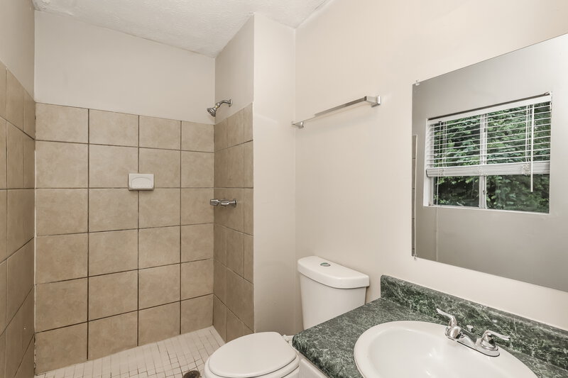 1,800/Mo, 4522 Doral Dr SW Atlanta, GA 30331 Main Bathroom View