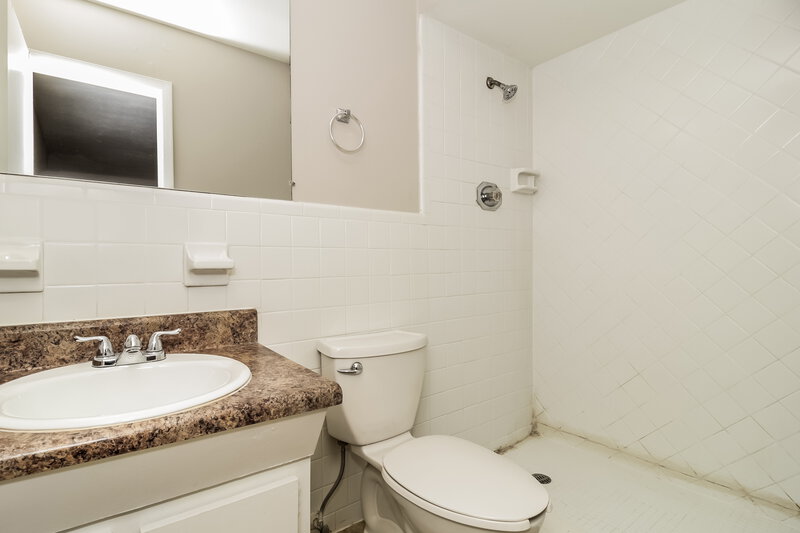 2,285/Mo, 4676 Pueblo Dr SW Atlanta, GA 30331 Main Bathroom View