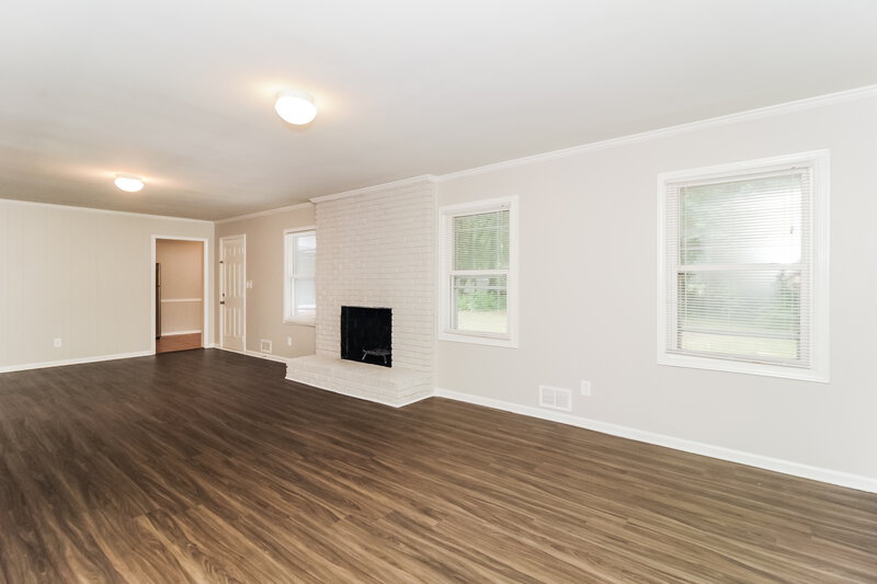 2,000/Mo, 4685 Winthrop Dr Atlanta, GA 30337 Living Room View 2