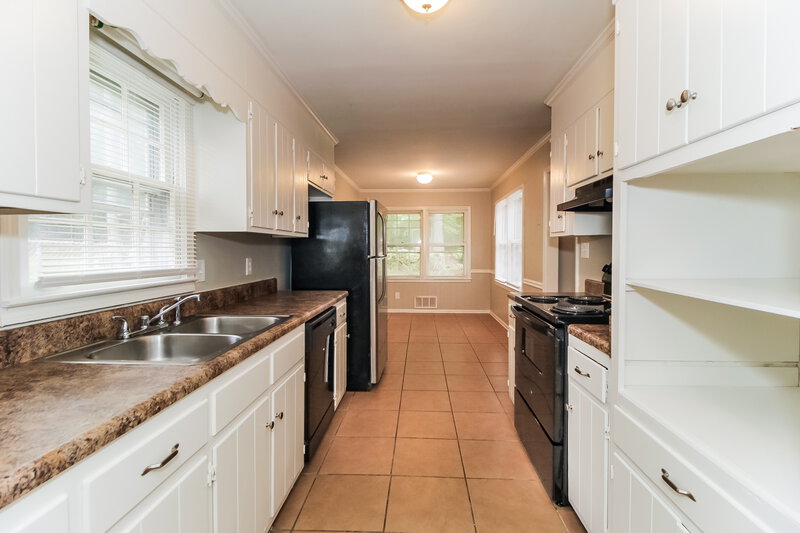 2,000/Mo, 4685 Winthrop Dr Atlanta, GA 30337 Kitchen View 2
