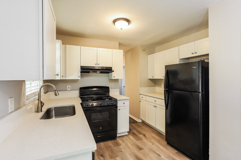 1,800/Mo, 842 Bonneville Ter NW Atlanta, GA 30331 Kitchen View 2