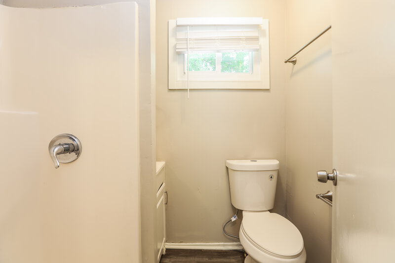1,800/Mo, 842 Bonneville Ter NW Atlanta, GA 30331 Bathroom View