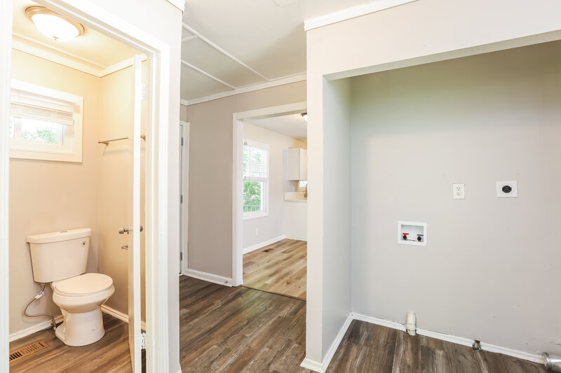 1,800/Mo, 842 Bonneville Ter NW Atlanta, GA 30331 Bathroom View 2