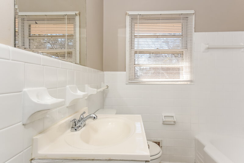 1,840/Mo, 1642 Pine Cir Austell, GA 30168 Main Bathroom View