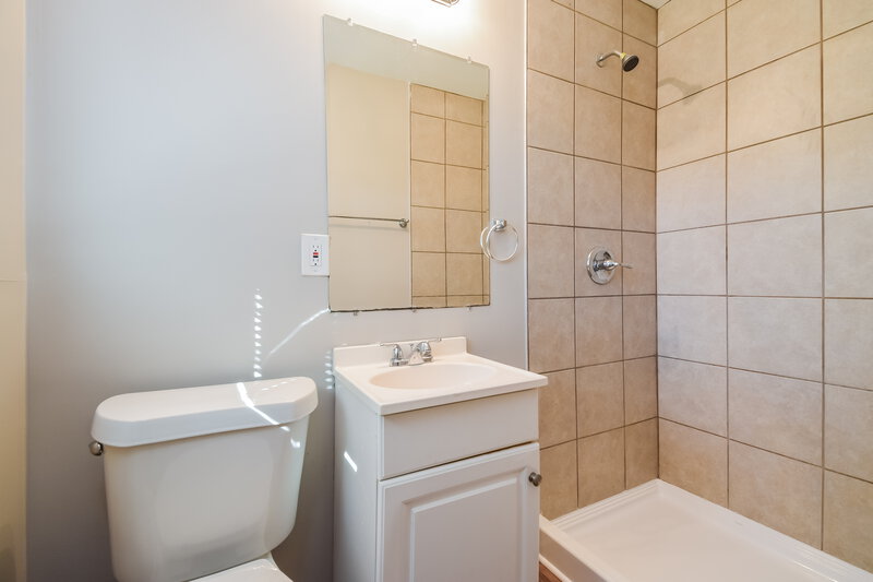 1,850/Mo, 26 Jim Ln SE Cartersville, GA 30120 Main Bathroom View