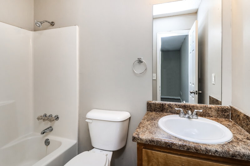 1,490/Mo, 56 Habersham Cir NE Cartersville, GA 30121 Main Bathroom View