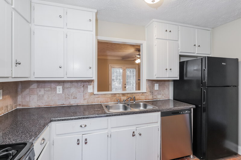 1,445/Mo, 1994 Banks Way Unit 2 College Park, GA 30349 Kitchen View 2