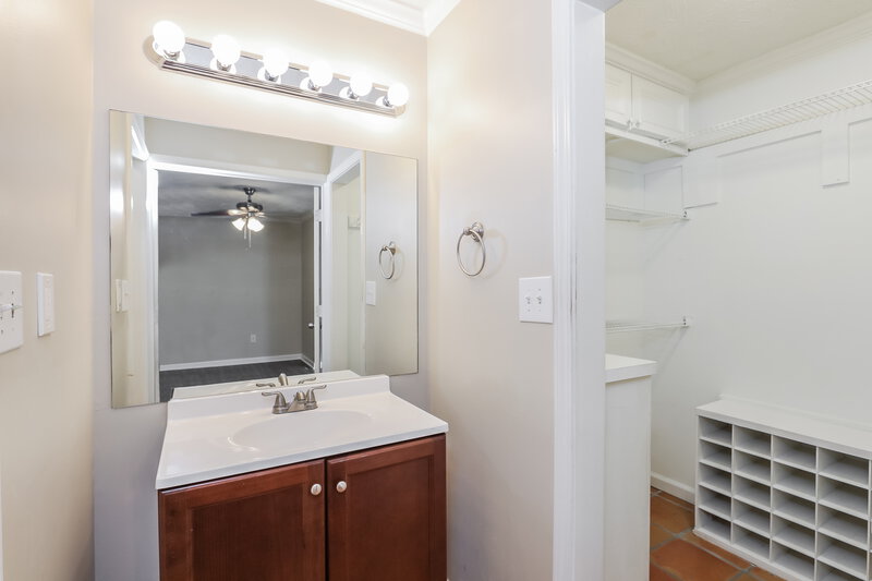 1,445/Mo, 1994 Banks Way Unit 2 College Park, GA 30349 Main Bathroom View