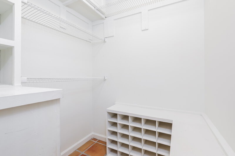 1,445/Mo, 1994 Banks Way Unit 2 College Park, GA 30349 Walk In Closet View