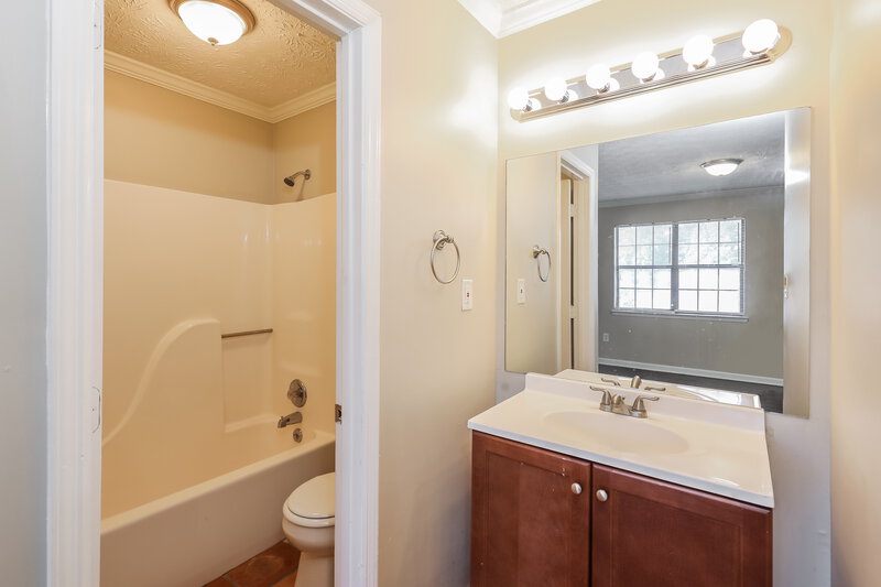 1,445/Mo, 1994 Banks Way Unit 2 College Park, GA 30349 Bathroom View