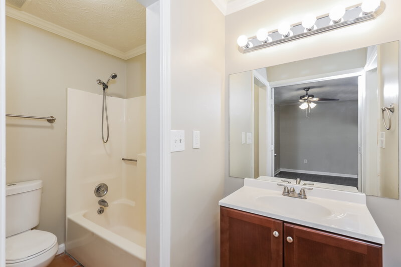 1,445/Mo, 1994 Banks Way Unit 2 College Park, GA 30349 Bathroom View 2