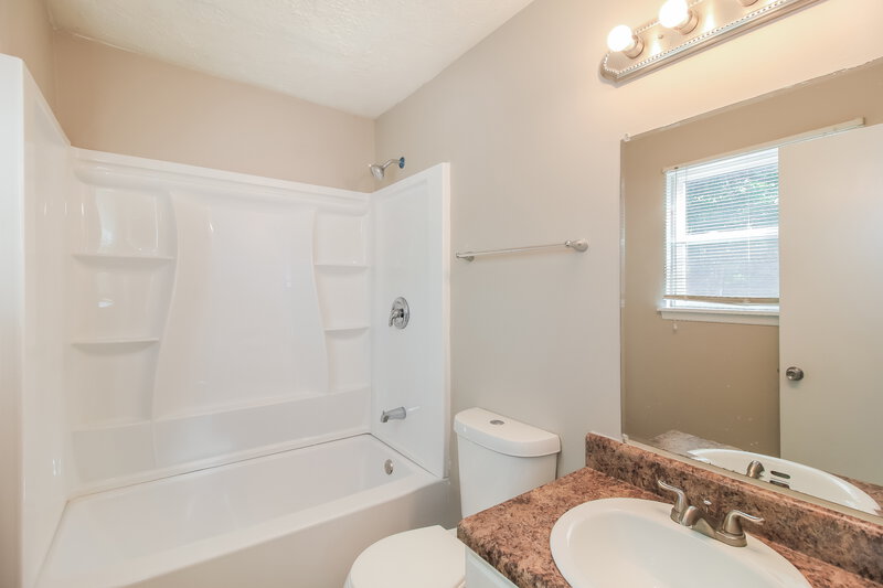 1,800/Mo, 3500 Keels Lane College Park, GA 30349 Main Bathroom View