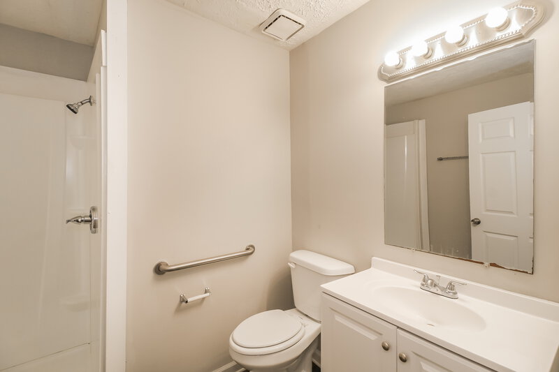 1,800/Mo, 3500 Keels Lane College Park, GA 30349 Bathroom View 2