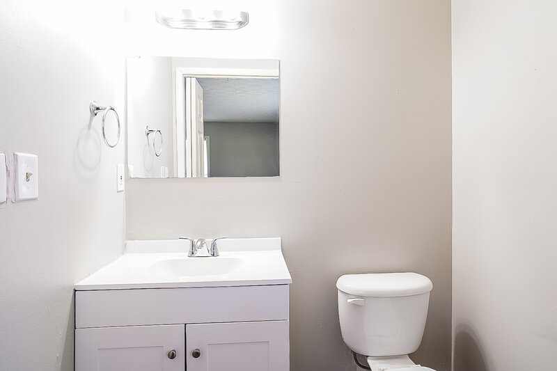 0/Mo, 5235 Koweta Rd College Park, GA 30349 Main Bathroom View