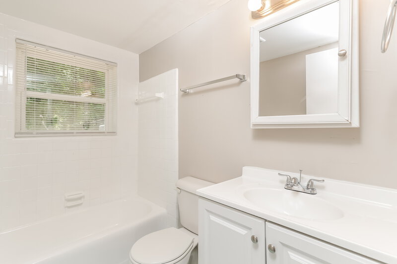 1,670/Mo, 5535 Longmeadow Ln College Park, GA 30349 Bathroom View 2