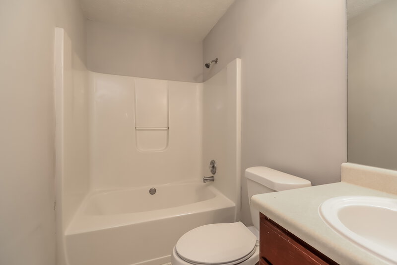1,700/Mo, 1495 Chelsea Downs Dr NE Conyers, GA 30013 Main Bathroom View