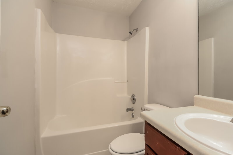 1,700/Mo, 1495 Chelsea Downs Dr NE Conyers, GA 30013 Main Bathroom View 2