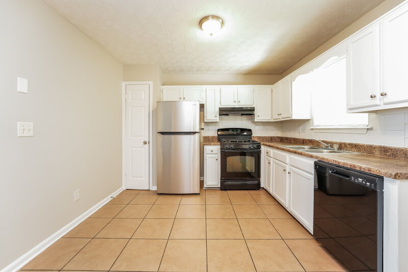 1,755/Mo, 1566 Cherry Hill Rd SW Conyers, GA 30094 Kitchen View