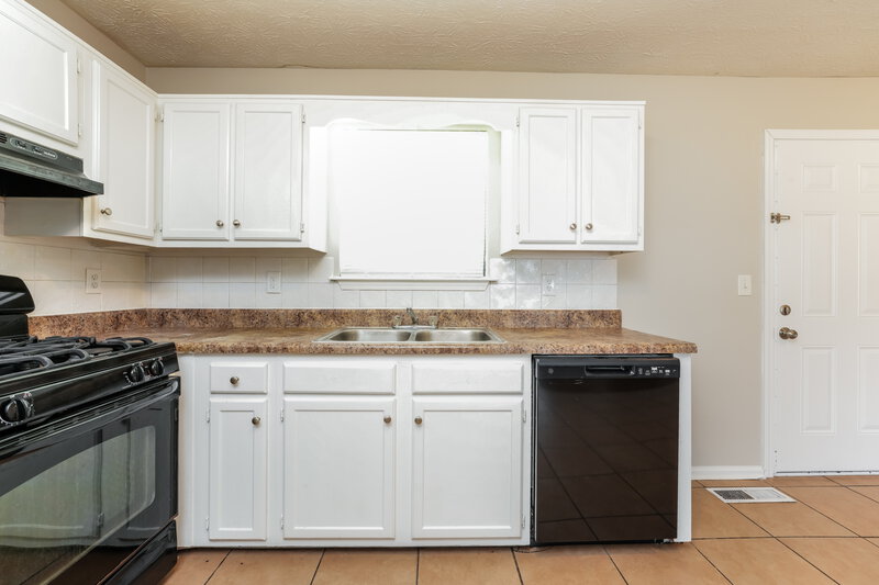 1,755/Mo, 1566 Cherry Hill Rd SW Conyers, GA 30094 Kitchen View 2