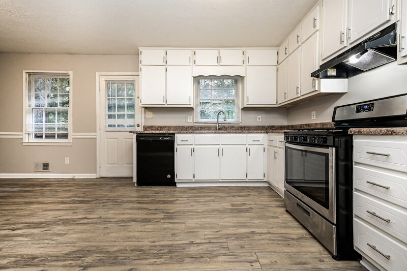 1,935/Mo, 1589 Cherry Hill Ln SW Conyers, GA 30094 Kitchen View