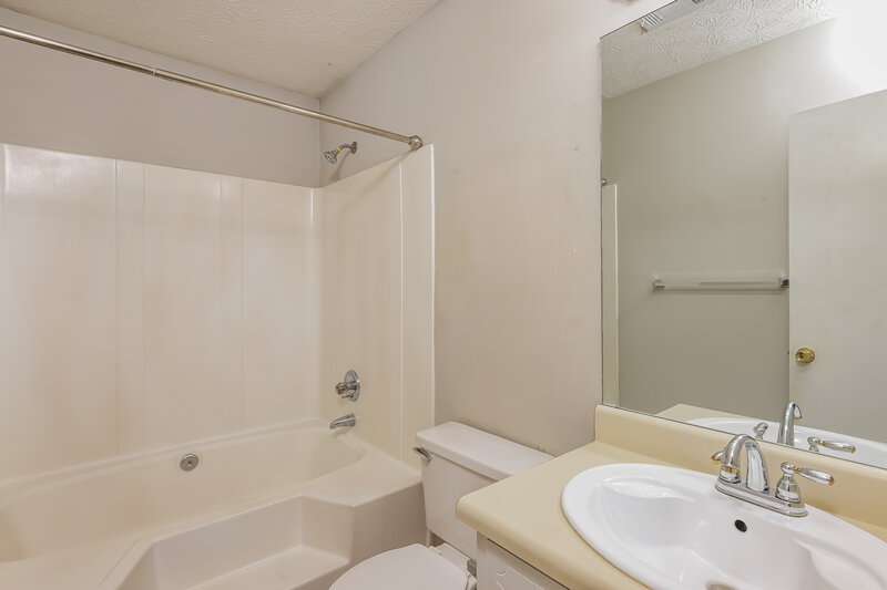 1,670/Mo, 411 Cindy Drive Conyers, GA 30094 Main Bathroom View