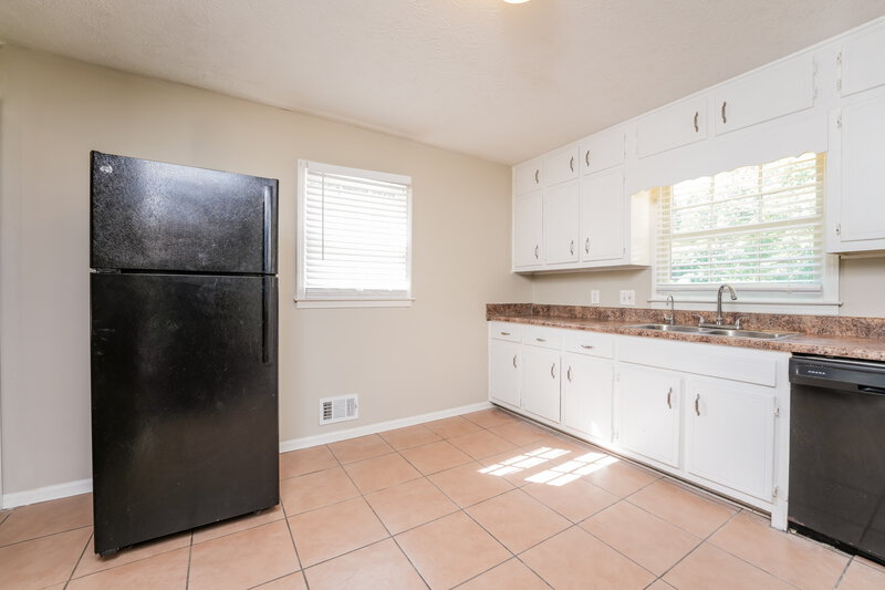 1,760/Mo, 990 Woodbridge Dr NE Conyers, GA 30012 Kitchen View