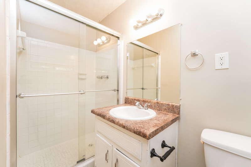 1,760/Mo, 990 Woodbridge Dr NE Conyers, GA 30012 Main Bathroom View