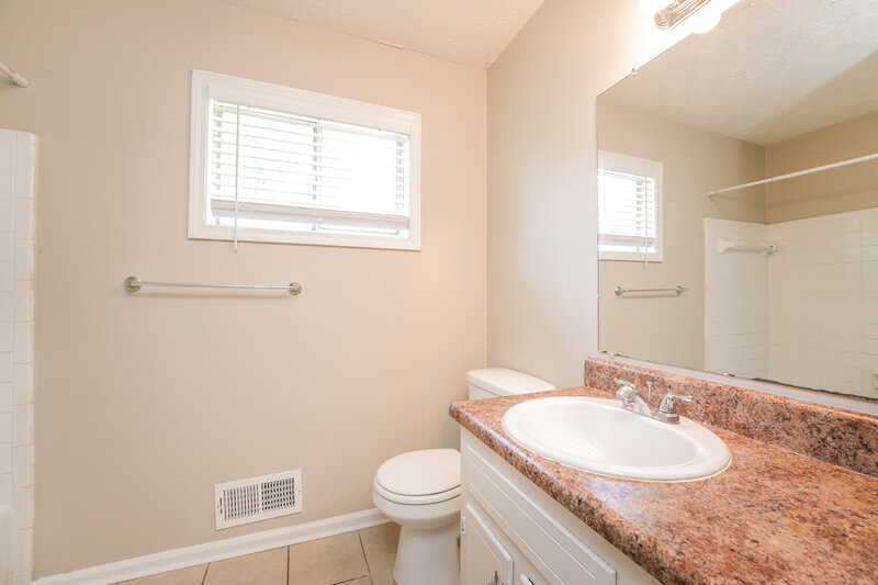 1,760/Mo, 990 Woodbridge Dr NE Conyers, GA 30012 Bathroom View