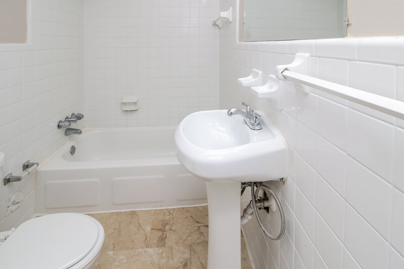 1,395/Mo, 5141 Hillside Dr Covington, GA 30014 Bathroom View