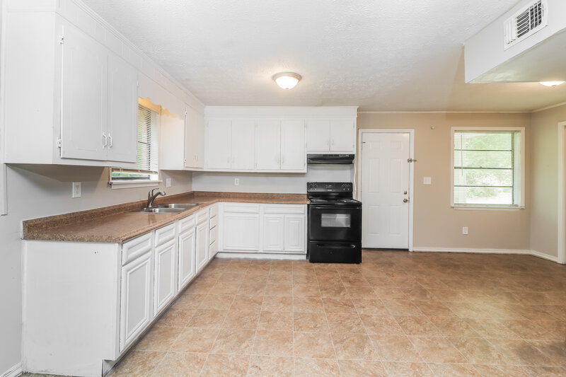 1,365/Mo, 9050A Spillers Dr SW Covington, GA 30014 Kitchen View 2