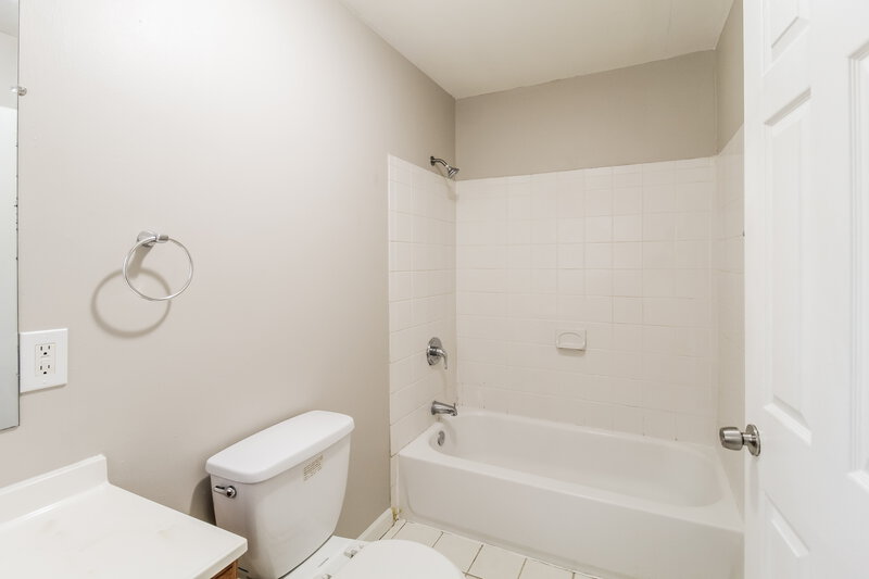 1,660/Mo, 1352 PEACHCREST Drive Decatur, GA 30032 Main Bathroom View