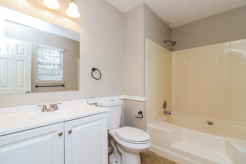 0/Mo, 523 White Pines Drive Dallas, GA 30157 Main Bathroom View