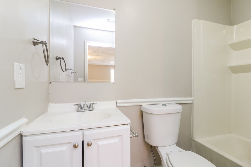 0/Mo, 523 White Pines Drive Dallas, GA 30157 Bathroom View