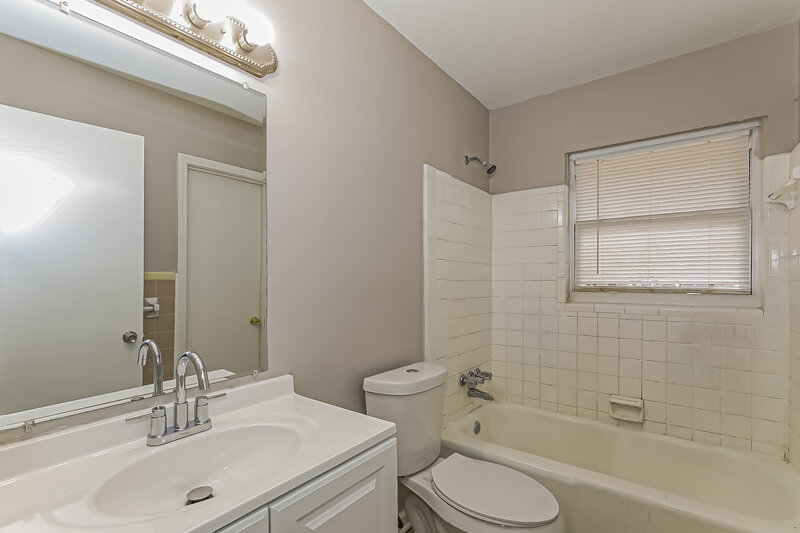 0/Mo, 1762 GRETNA GREEN Way Decatur, GA 30035 Main Bathroom View