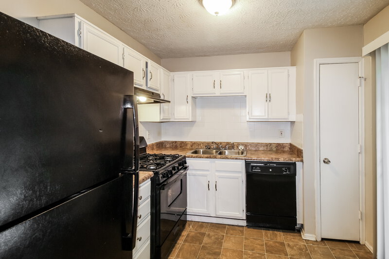 1,860/Mo, 1985 GLENWOOD DOWNS Drive Decatur, GA 30035 Kitchen View 2