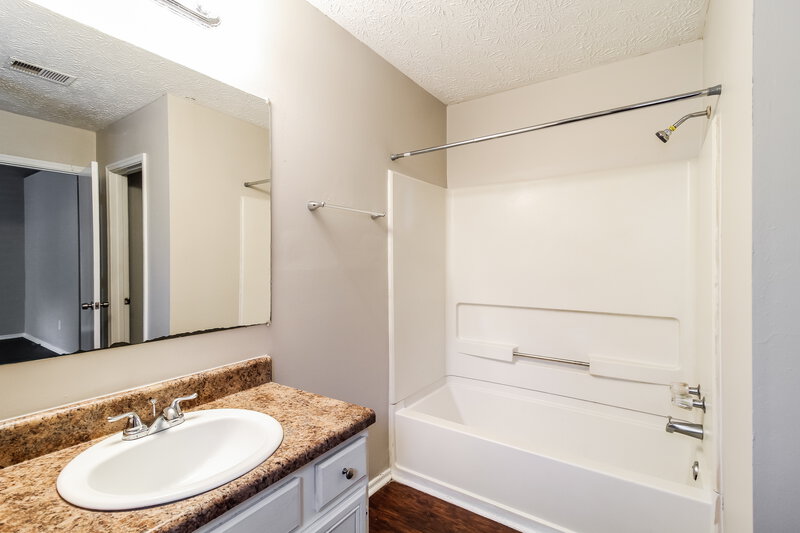 1,860/Mo, 1985 GLENWOOD DOWNS Drive Decatur, GA 30035 Main Bathroom View