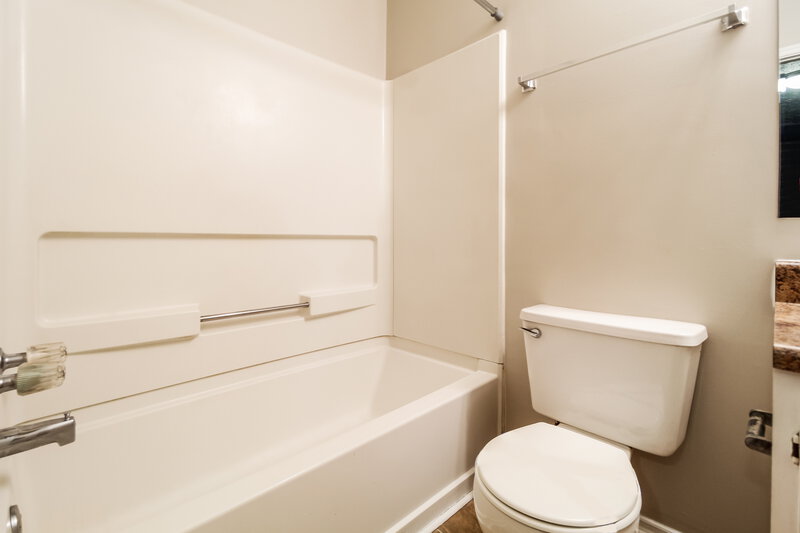 1,860/Mo, 1985 GLENWOOD DOWNS Drive Decatur, GA 30035 Bathroom View