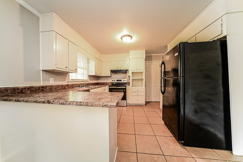 1,520/Mo, 2107 HILTON Drive Decatur, GA 30035 Kitchen View 2