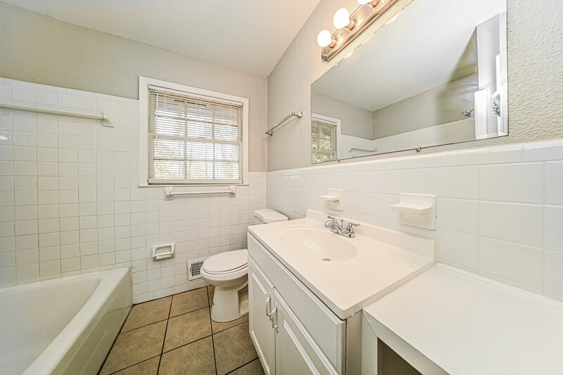 1,520/Mo, 2107 HILTON Drive Decatur, GA 30035 Main Bathroom View