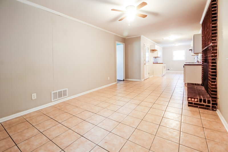 1,950/Mo, 2297 CLIFTON SPRINGS MNR Decatur, GA 30034 Living Room View