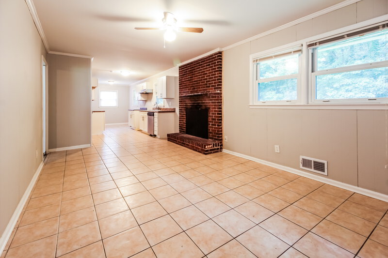 1,950/Mo, 2297 CLIFTON SPRINGS MNR Decatur, GA 30034 Living Room View 2