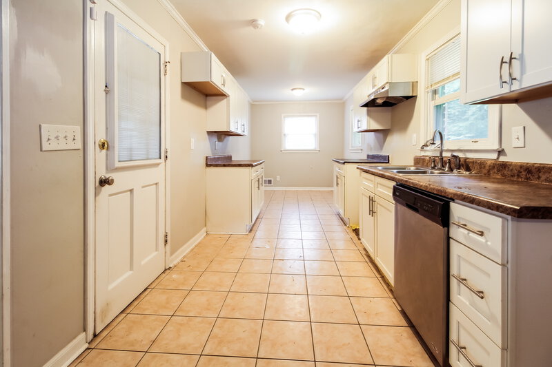 1,950/Mo, 2297 CLIFTON SPRINGS MNR Decatur, GA 30034 Kitchen View 2
