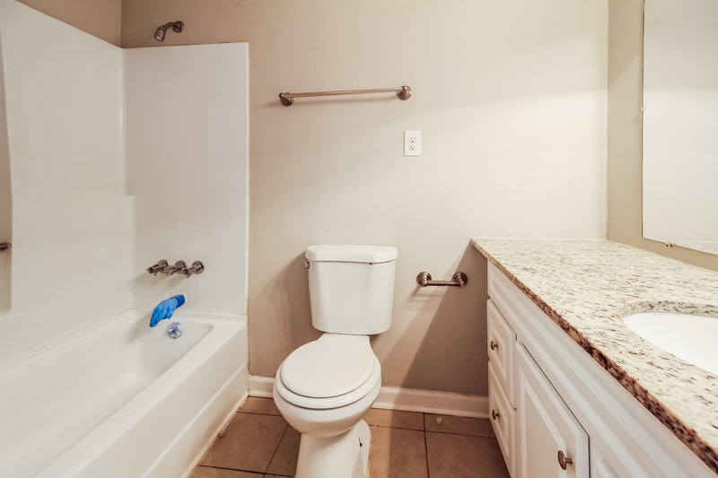 1,950/Mo, 2297 CLIFTON SPRINGS MNR Decatur, GA 30034 Main Bathroom View