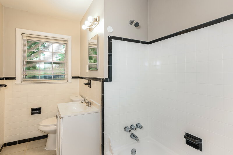 1,420/Mo, 3135 ROBIN Road Decatur, GA 30032 Main Bathroom View